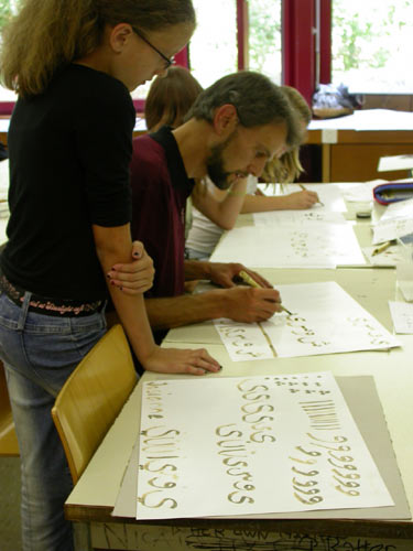 Daniel Reichenbach im Arabischen Kalligrafieunterricht