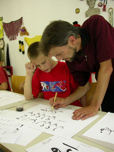 Daniel Reichenbach im Arabischen Kalligrafieunterricht