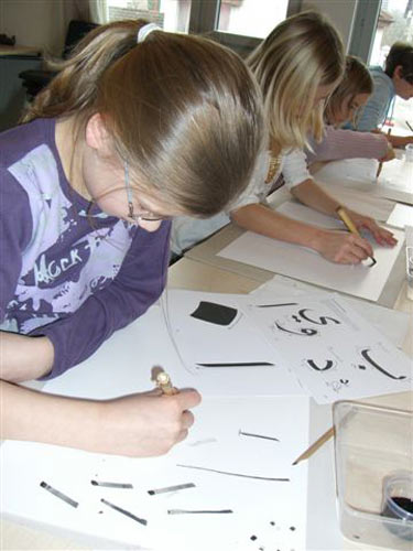 Daniel Reichenbach im Arabischen Kalligrafieunterricht mit Kindern