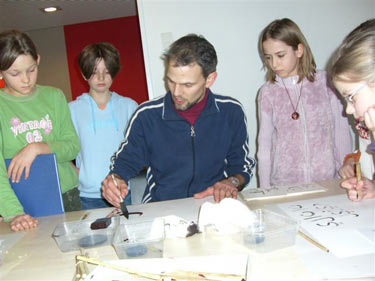 Daniel Reichenbach im Arabischen Kalligrafieunterricht mit Kindern