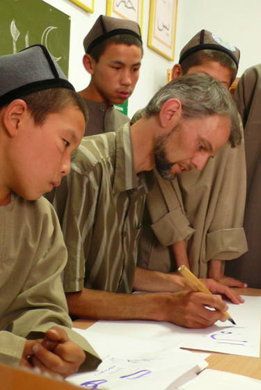 Daniel Reichenbach im Arabischen Kalligrafieunterricht; Sufi-Schule in Usbekistan