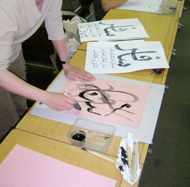 Daniel Reichenbach im Arabischen Kalligrafieunterricht, Volkshochschule